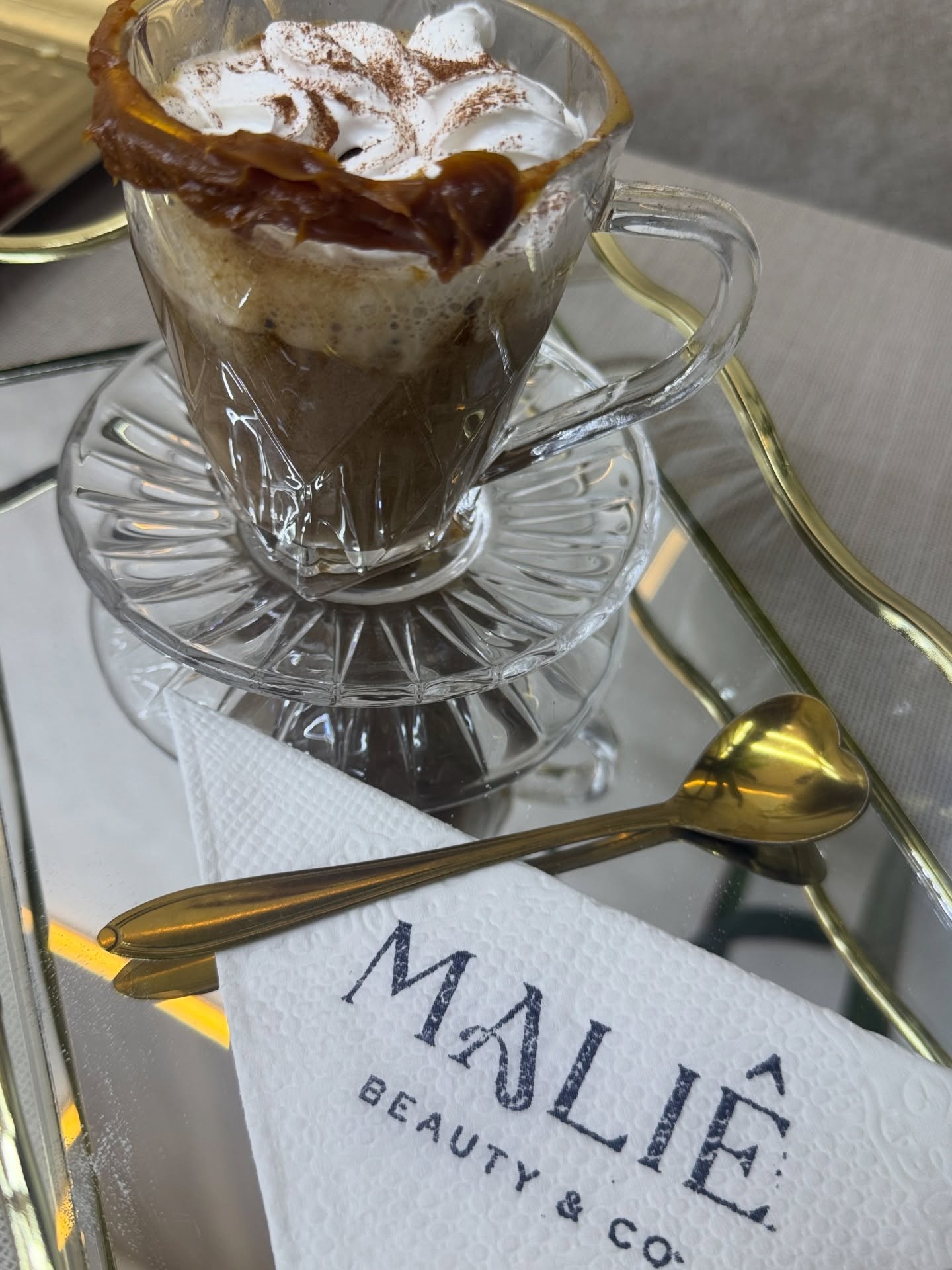 Café de boas-vindas servido no MALiÊ Beauty & Co.