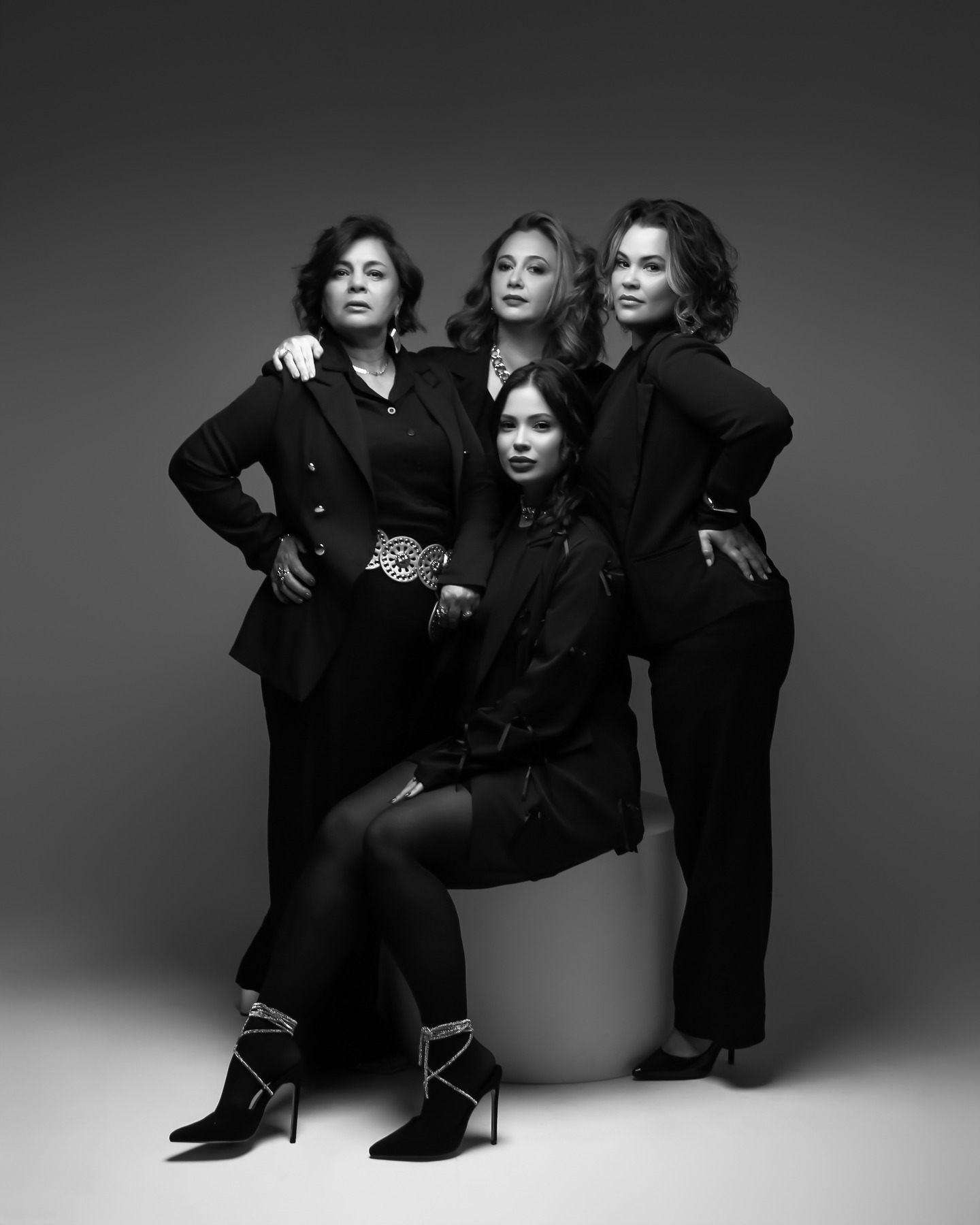 Equipe do MALiÊ Beauty & Co. — retrato em preto e branco